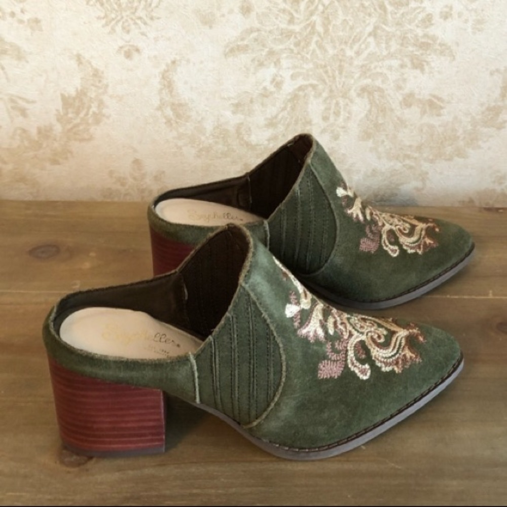 BNWT Seychelles suede mules